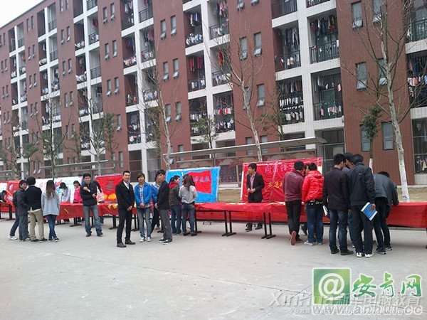 活動開始前,同學們已經躍躍欲試準備簽名了