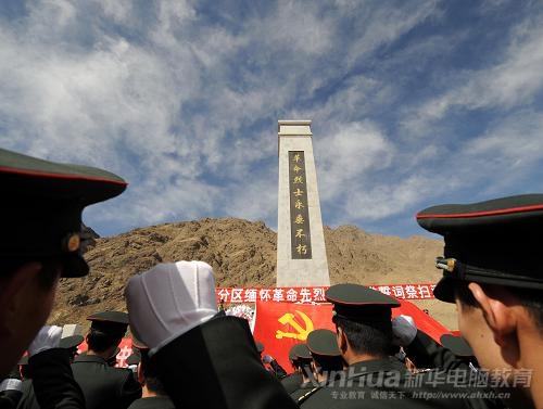 時值清明,各界干部群眾紛紛來到烈士陵園,緬懷革命先烈