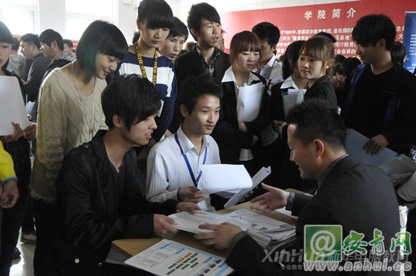 杭州全策信息技術有限公司人力資源部經理正在向新華學子詳細介紹公司的概況