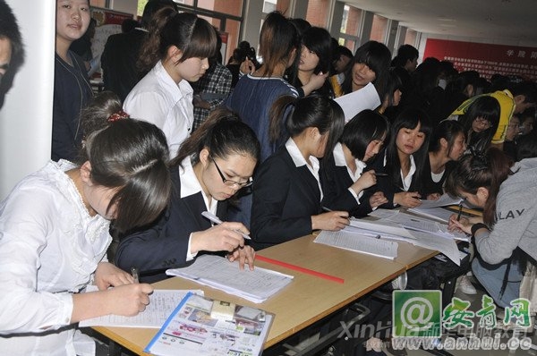 前來應聘的新華學子正在填寫面試