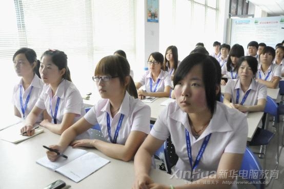 趕集網(wǎng)校企合作定向?qū)嵱柊鄬W員認真聽講