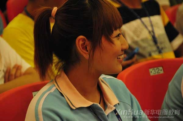 瞧,這學生笑的多歡!