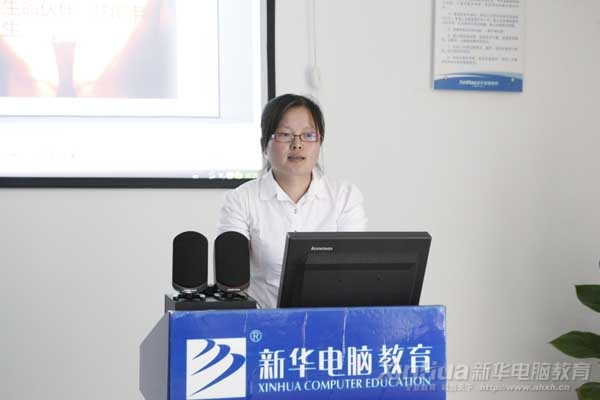 生命人壽保險(xiǎn)公司的楊主任正在向同學(xué)們?cè)敿?xì)介紹公司的概況、發(fā)展前景