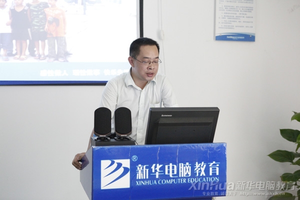 杭州縱橫通信股份有限公司的劉經理正在向新華學子們介紹該公司的發展規模