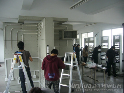 學生在網絡綜合布線實訓室里實訓