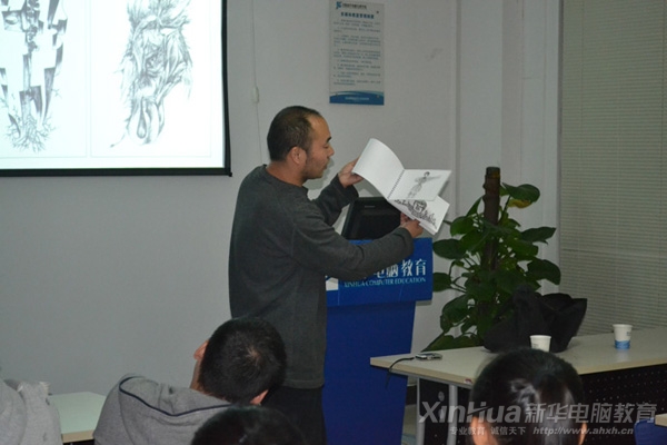 昌斌設(shè)計(jì)公司總經(jīng)理汪昌斌現(xiàn)場(chǎng)為新華學(xué)子剖析案例過(guò)程