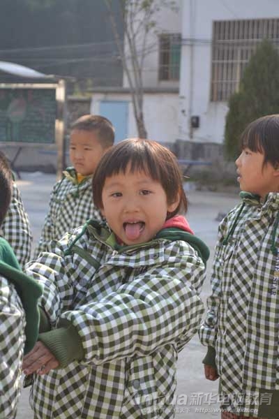 穿上新棉衣的孩子俏皮地笑了