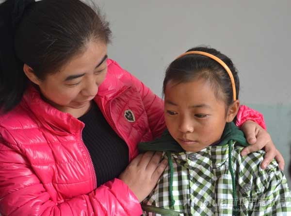 留守兒童特別的想念在外打工已經(jīng)一年半沒(méi)見(jiàn)面媽媽