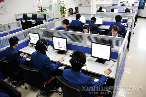 學生正在電子商務實訓基地內(nèi)實訓