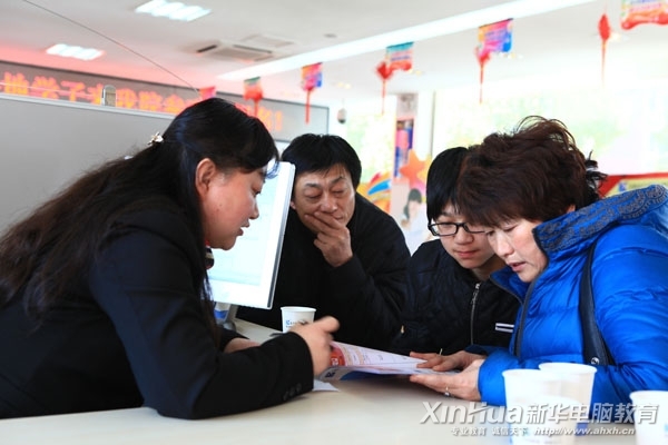新華咨詢老師正在向前來報名的學(xué)子講解專業(yè)課程設(shè)置