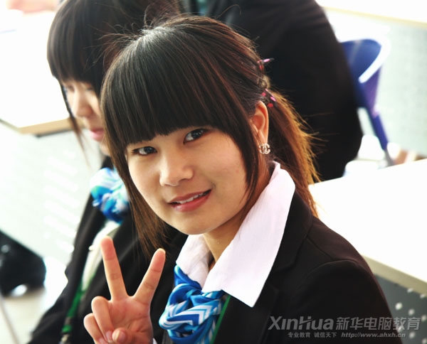 新入班學子露出自信的微笑