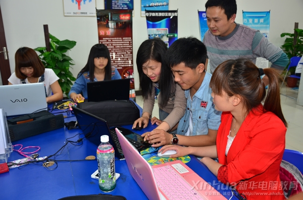 學(xué)生在老師的指導(dǎo)下學(xué)習(xí)網(wǎng)店運(yùn)營(yíng)與管理知識(shí)