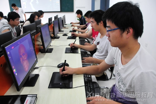安徽新華電腦專修學院動漫游戲專業學子在“理實一體”教室上課 邊學邊做效果更好