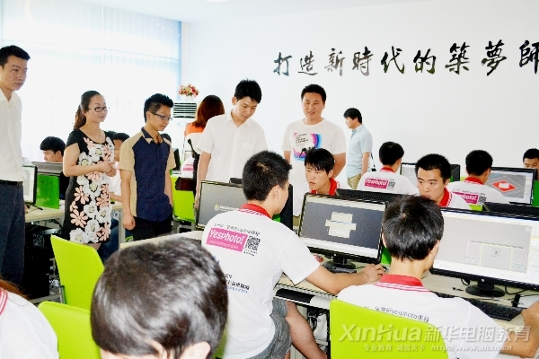 學院老師帶領企業代表參觀決賽現場