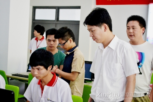 安徽新華電腦專修學院副院長王勝觀看學生比賽