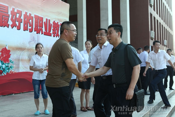 新華教育集團副總經理張鳴親切接待了教育部職業教育與成人教育司處長葛維威一行