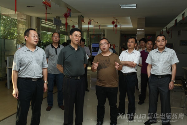 張總向葛處長介紹新華咨詢中心