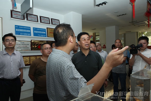 葛處長一行參觀安徽新華電腦專修學院校史館