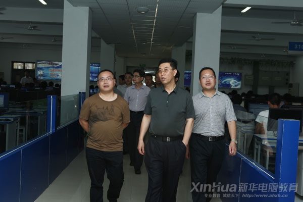 葛處長一行參觀新華大型實訓機房