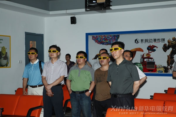參觀領導在新華動漫游戲學院3D影視廳體驗3D放映設備