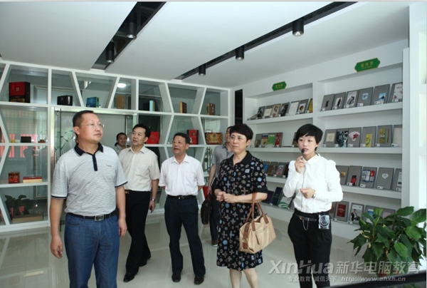 領導們參觀新華電腦專修學院