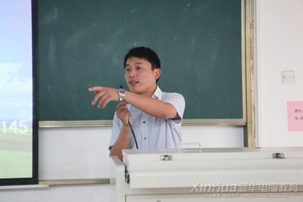 安徽新華創就業指導中心陳老師正在為同學們作就業演講