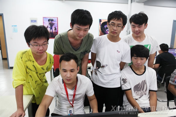 動漫游戲專業(yè)劉振老師在輔導學生學習