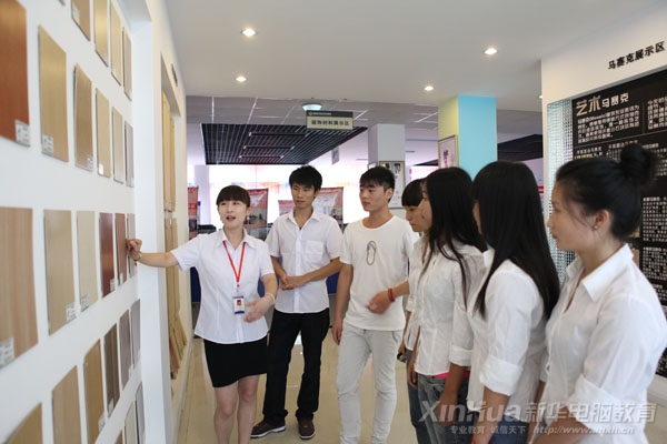 環(huán)境藝術專業(yè)老師蔡薇薇在給學生講解專業(yè)知識