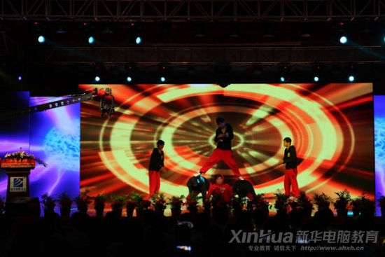 新華學生帶來的《街舞串燒》,贏得滿堂喝彩