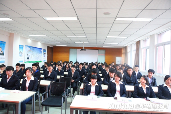 開班儀式現場,同學們認真聽取領導講話