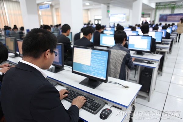 同學們神情專注,認真比賽