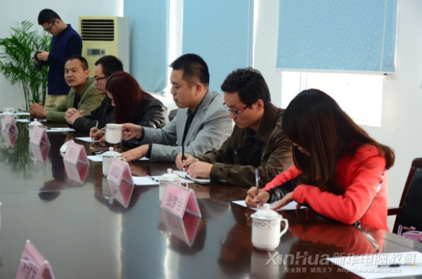 安徽業輝置業投資集團董事長周令(前3)攜企業相關領導出席本次啟動儀式