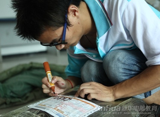 吳福來正給一天接到的單子集中打包發貨