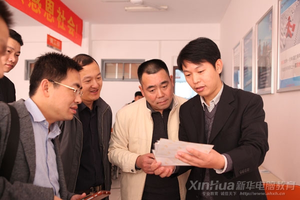 王院長向大家介紹學子邱瑞的攝影作品