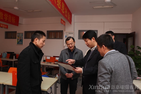 領導們觀看學校為創業學子頒發的校園創業營業執照