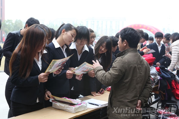 對(duì)接會(huì)現(xiàn)場(chǎng)人頭攢動(dòng),異常火爆