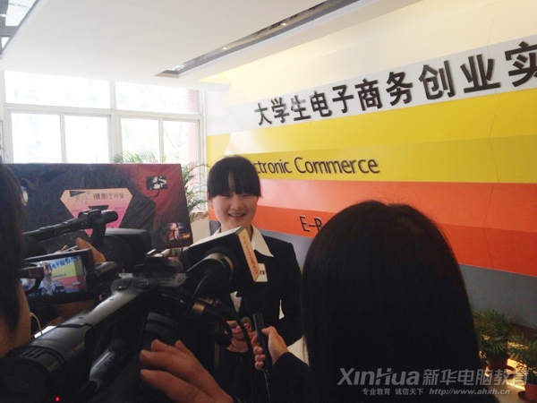 學(xué)生代表許秀琴接受各大媒體記者的采訪