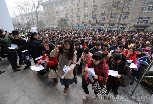 “理想崗”萬(wàn)人競(jìng)爭(zhēng),壓力大,圖為國(guó)考場(chǎng)面