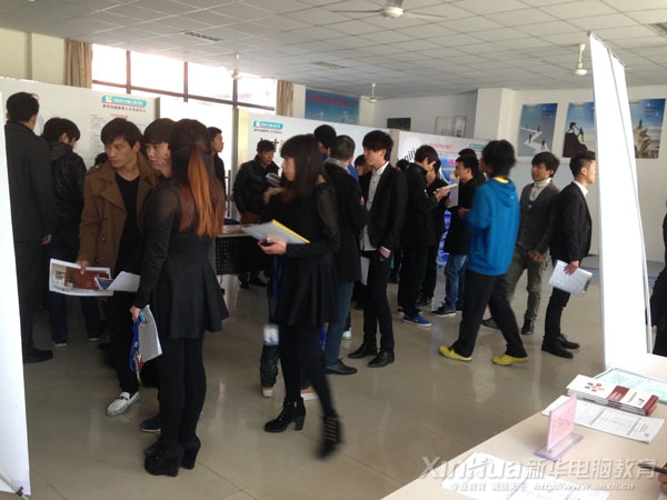 安徽新華電腦專修學院床就業指導中心大廳內擠滿了前來應聘的學生