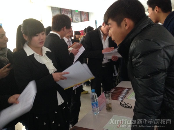 企業與學生正在交流