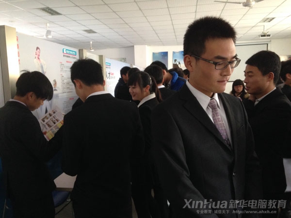 看到感興趣的崗位,同學們紛紛上前投簡歷,圖為小伙子正在等企業面試