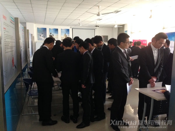 同學們衣著整潔,精神抖擻地參加應聘