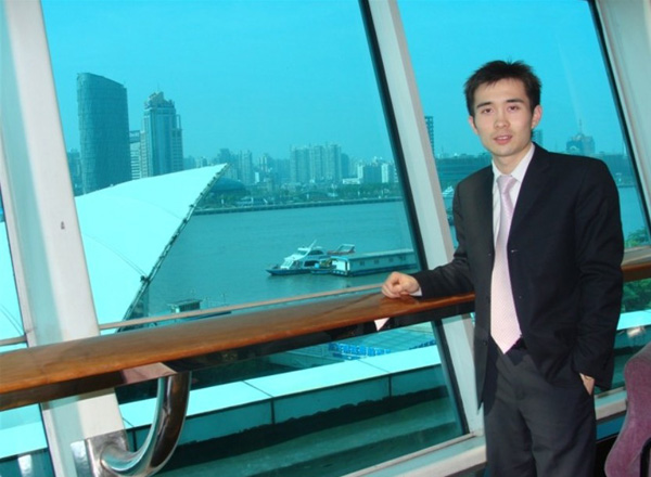 在繁華的大都市,李成飛有了屬于自己的一片天