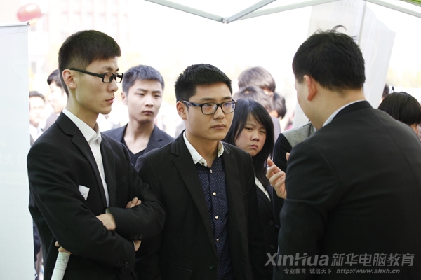 和企業(yè)代表溝通,同學(xué)們鎮(zhèn)定自若,信心滿滿