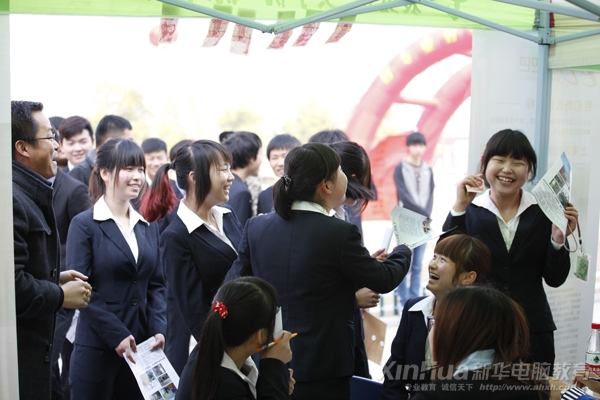 企業(yè)給應(yīng)聘成功的學(xué)子發(fā)放一百元現(xiàn)金,圖中女孩拿到現(xiàn)金興奮不已