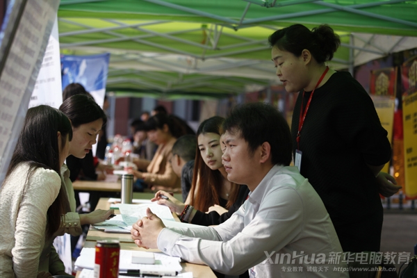 學(xué)生再和企業(yè)交流、溝通