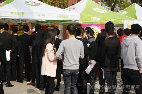 招聘臺(tái)前被圍得水泄不通