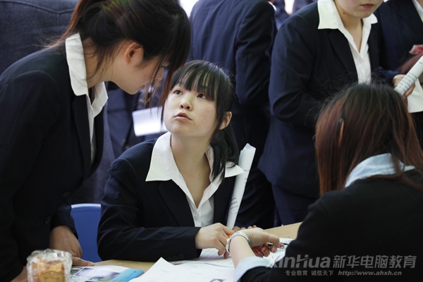 求職“萌妹子”現場找到好工作