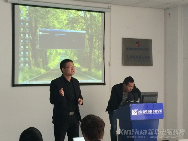 重慶自由美公司呂總給同學們做企業介紹