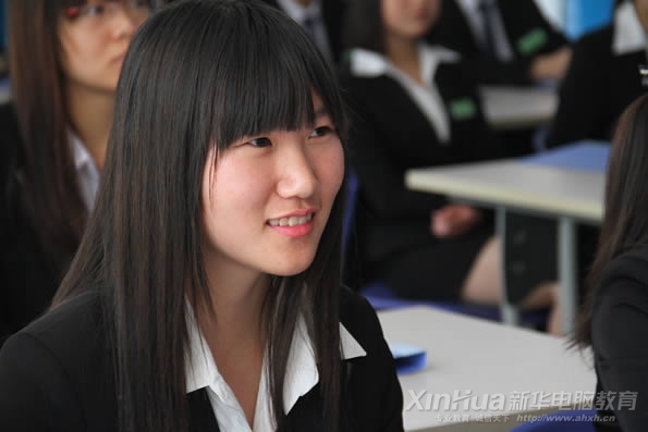 聽到精彩處 滿面笑容的學子